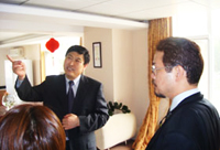 案内される三好先生